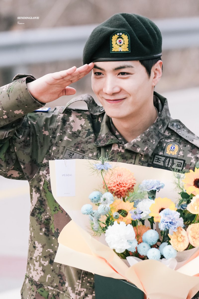 kikizzang68's tweet photo. 넘나 그시절 꼬붃이 얼굴을 하고 전역 💐💐💐 https://t.co/n343OHvBFU