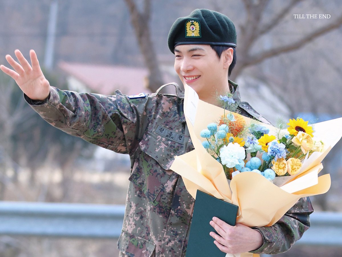 kikizzang68's tweet photo. 넘나 그시절 꼬붃이 얼굴을 하고 전역 💐💐💐 https://t.co/n343OHvBFU