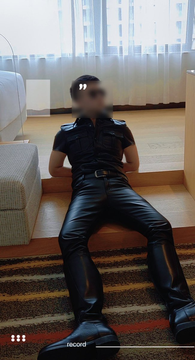 267Characters's tweet photo. ❤️

#leather
#leatherfetish
#boots
#allblack
#leatherman https://t.co/3hCUU37eK8