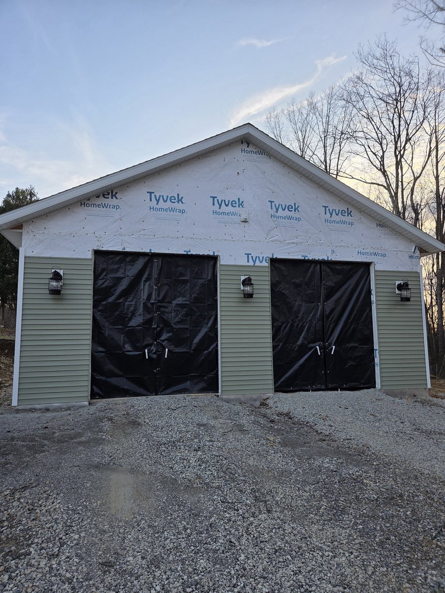 TimDoingTimstuf's tweet photo. The siding has started to go on. https://t.co/DNm6uZi0YB