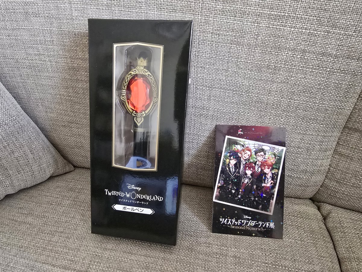 S_Yutter's tweet photo. ツイステ展行ってきた～。
ゲームで未所持のカードはグルーヴィー絵を見ないようにしてたので、今回初見のイラストもあって個人的に新鮮だった✨
入場特典はハーツラビュル♥️でした(マジカルペンも購入)
#ツイステ展 https://t.co/JQCXYCRwOR