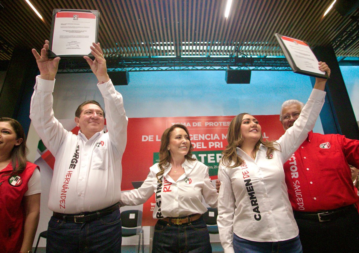 CristinaRuiz_S's tweet photo. En #Ecatepec no hay espacio para simulación.

Hoy quedó integrada una dirigencia encabezada por Jorge Hernández y Carmen de León, que tiene una sola obligación: trabajar. Salir, tocar puertas, escuchar y ordenar al Partido.

La realidad allá afuera no se puede disfrazar: falta de agua, inseguridad todos los días y un gobierno que no responde.

La gente está cansada. Y con razón.

También hay memoria.
Muchas de las cosas que hoy siguen funcionando se hicieron con gobiernos del PRI.

Eso nadie lo puede negar.

Y otra cosa..
Los que se fueron, se fueron.
¡Aquí están los que sí aguantaron. Los leales, los que no se rajan!

Con esta militancia es con quienes se va a construir el futuro. 

¡En Ecatepec, el #PRI está vivo, unido y listo para trabajar! #PRIDeTerritorio 🇲🇽💯