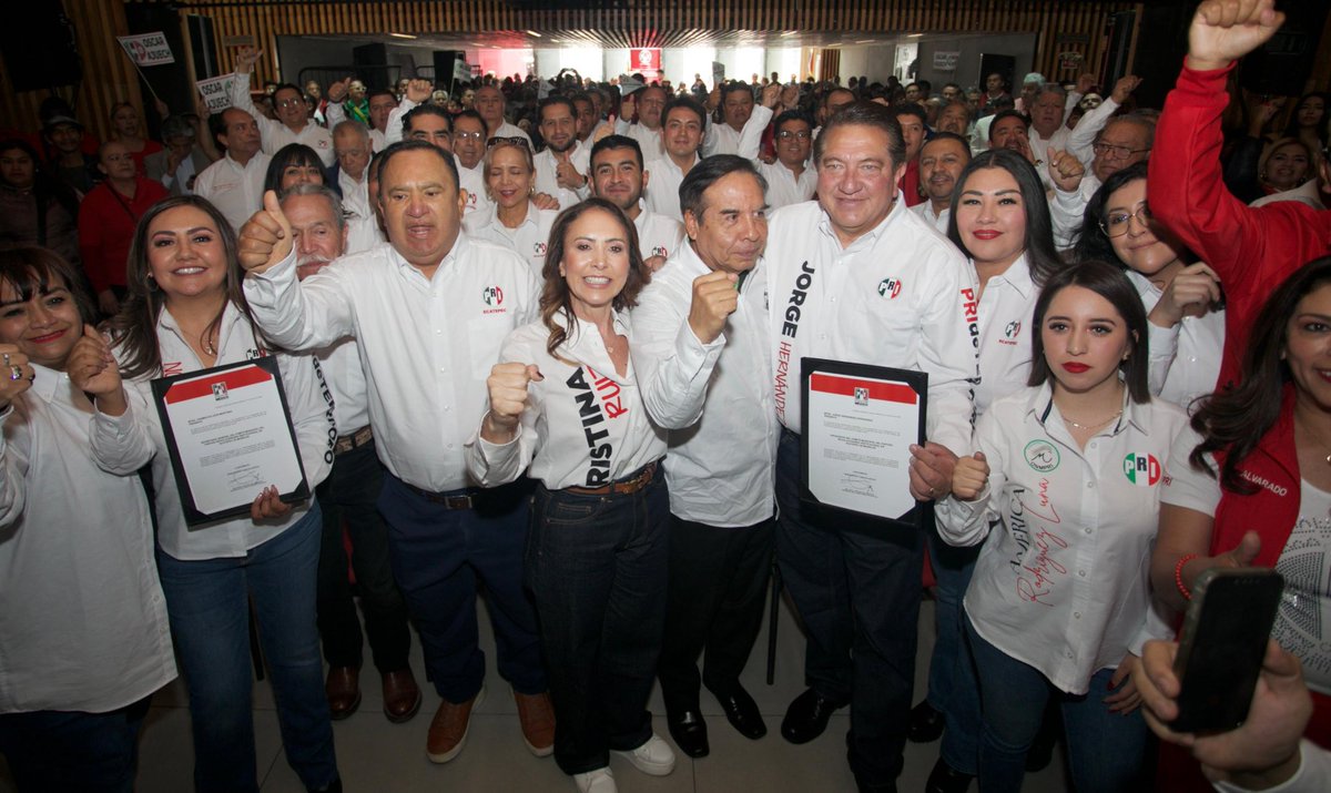 CristinaRuiz_S's tweet photo. En #Ecatepec no hay espacio para simulación.

Hoy quedó integrada una dirigencia encabezada por Jorge Hernández y Carmen de León, que tiene una sola obligación: trabajar. Salir, tocar puertas, escuchar y ordenar al Partido.

La realidad allá afuera no se puede disfrazar: falta de agua, inseguridad todos los días y un gobierno que no responde.

La gente está cansada. Y con razón.

También hay memoria.
Muchas de las cosas que hoy siguen funcionando se hicieron con gobiernos del PRI.

Eso nadie lo puede negar.

Y otra cosa..
Los que se fueron, se fueron.
¡Aquí están los que sí aguantaron. Los leales, los que no se rajan!

Con esta militancia es con quienes se va a construir el futuro. 

¡En Ecatepec, el #PRI está vivo, unido y listo para trabajar! #PRIDeTerritorio 🇲🇽💯