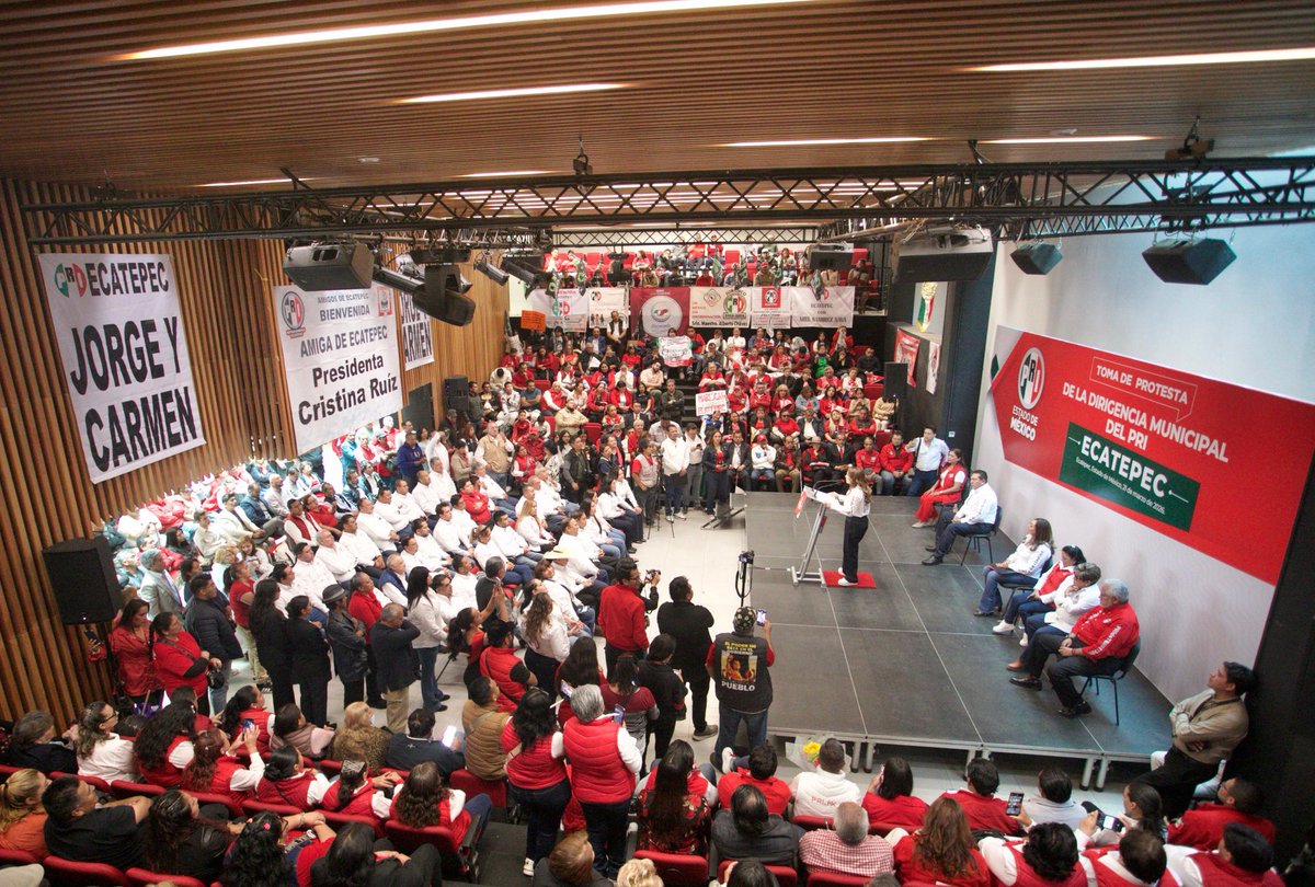 CristinaRuiz_S's tweet photo. En #Ecatepec no hay espacio para simulación.

Hoy quedó integrada una dirigencia encabezada por Jorge Hernández y Carmen de León, que tiene una sola obligación: trabajar. Salir, tocar puertas, escuchar y ordenar al Partido.

La realidad allá afuera no se puede disfrazar: falta de agua, inseguridad todos los días y un gobierno que no responde.

La gente está cansada. Y con razón.

También hay memoria.
Muchas de las cosas que hoy siguen funcionando se hicieron con gobiernos del PRI.

Eso nadie lo puede negar.

Y otra cosa..
Los que se fueron, se fueron.
¡Aquí están los que sí aguantaron. Los leales, los que no se rajan!

Con esta militancia es con quienes se va a construir el futuro. 

¡En Ecatepec, el #PRI está vivo, unido y listo para trabajar! #PRIDeTerritorio 🇲🇽💯