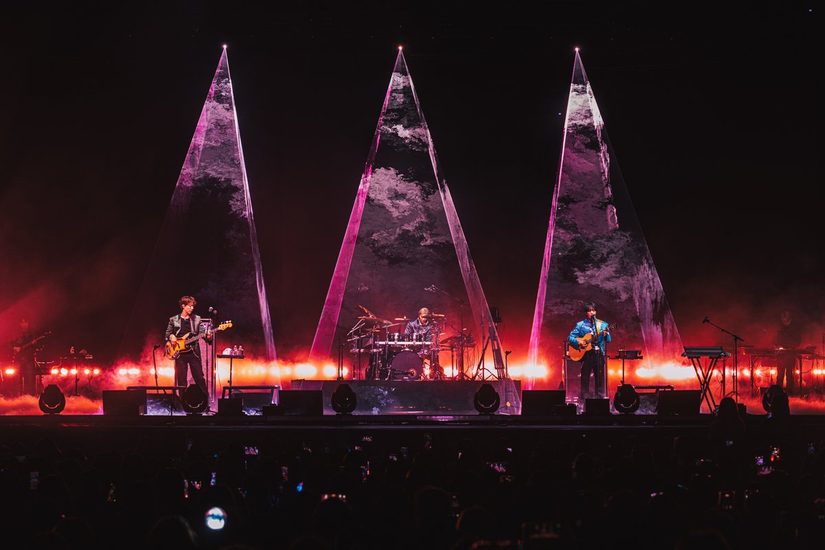 StarArena_'s tweet photo. 📷 Check out the official photos and relive the moments from <2026 CNBLUE LIVE WORLD TOUR ‘3LOGY’ in Singapore> 

🔗 https://t.co/P3RVPTLdyG

Photo credits: @ckstarsg 

#CNBLUE #CNBLUEinSG #씨엔블루 #3LOGYINSINGAPORE https://t.co/eAbj7kphWH