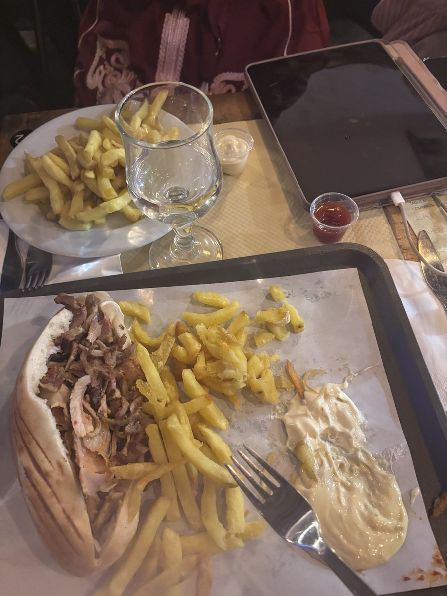 isamyeon's tweet photo. j'suis en date elle a sorti son ipad au secours https://t.co/lxmCecbdhX
