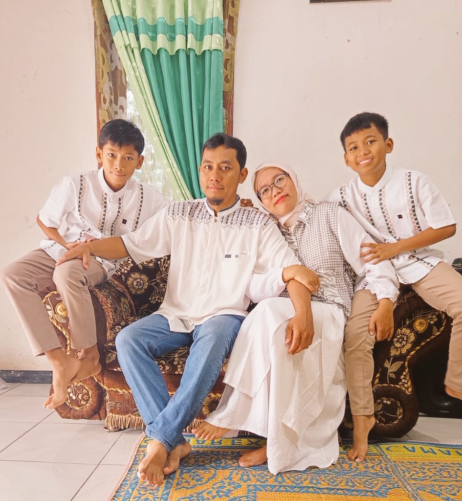 evi_riaz's tweet photo. Selamat Hari Raya Idul Fitri
 1 Syawal 1447 H

تَقَبَّلَ اللّهُ مِنَّا وَمنِْكُمْ صِيَامَنَا وَصِيَامَكُمْ,
 كُلُّ عَامٍ وَأَنْتُمْ بِخَيْرٍ. اَللّهُمَّ اجْعَلْنَا وَإِيَّاكُمْ مِنَ العَاءِدِيْنَ وَالفَاءِزِيْنَ  وَالمَقْبُوْلِيْ.
MOHON MAAF LAHIR BATHIN🙏

Evie Riazmoko &amp; Family https://t.co/2UKnpuCn2B