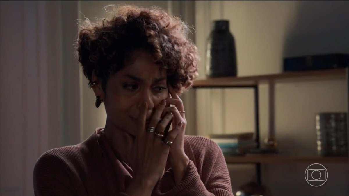 caroline paes. tweet media