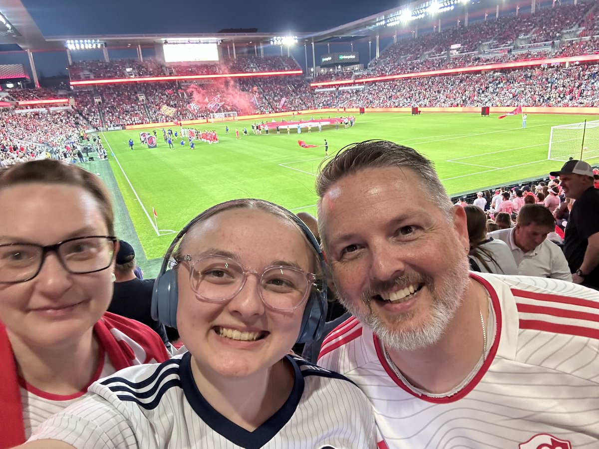 CoachLancaster's tweet photo. Back at @Energizer_Park after a week away in sunny LA! Pretty STL sunset, awesome weather, and a beautiful tribute to Ilona Löwen, where it was so quiet you could hear the players communicating on the field. Surreal moment. #AllForCITY #LFG #CancerSucks https://t.co/LVKuUkMSXc