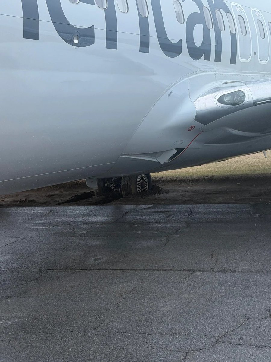 Enel_Aire's tweet image. #Entérate Un #Boeing737-800 de #AmericanAirlines quedó atascado tras un #incidente durante el pushback en el #SyracuseHancock International Airport.

La aeronave, que operaba el vuelo #AA1235 con destino a #Charlotte, habría salido de la superficie pavimentada durante las