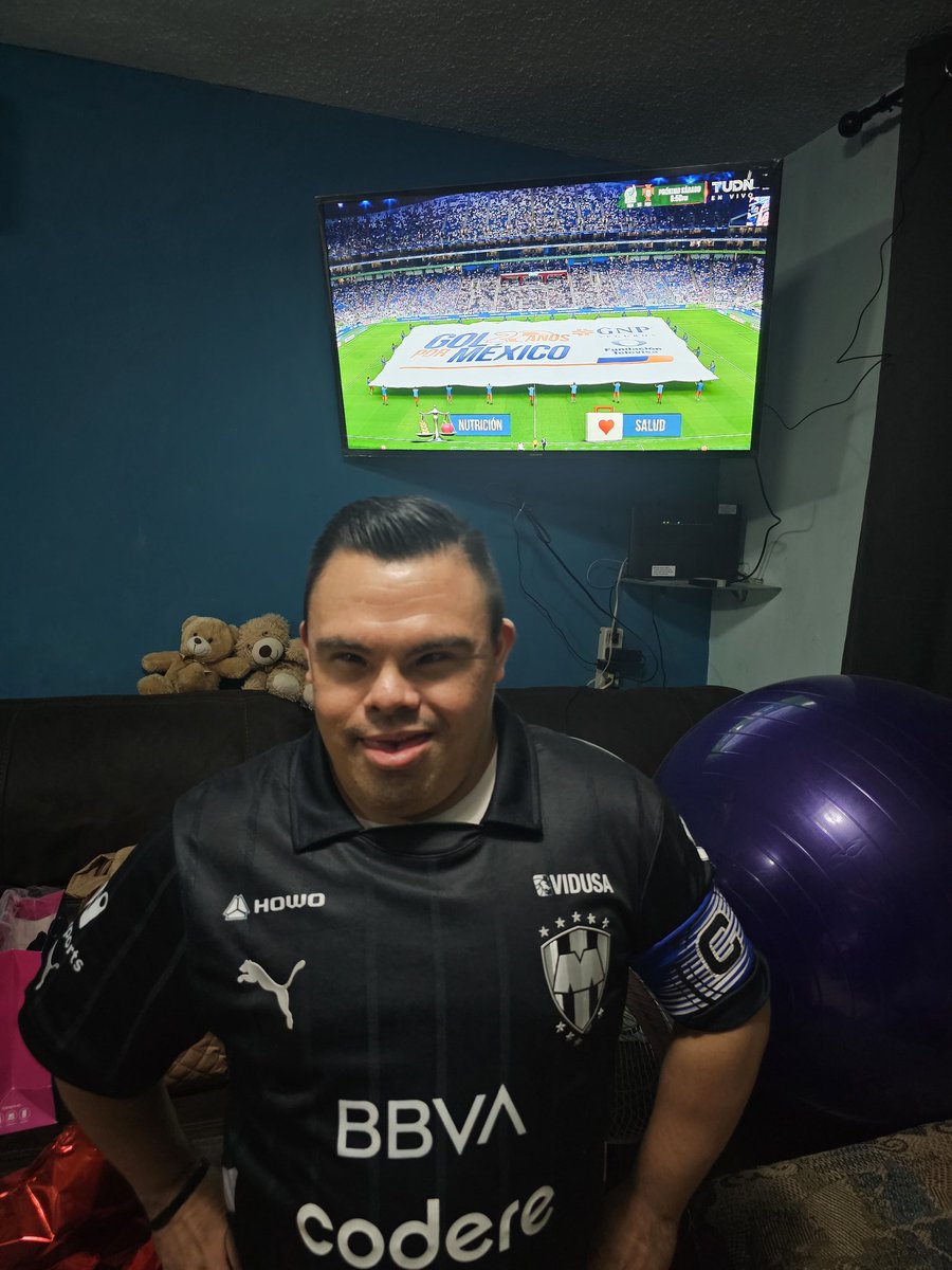 EduHas7's tweet photo. #Megafutbol Checo apoyando a sus rayados en su dia. https://t.co/jvCowoGDlh
