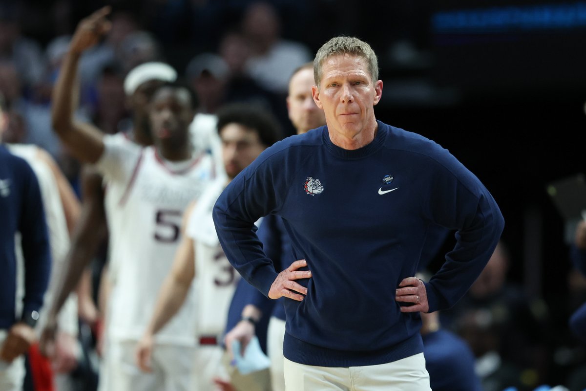 FDSportsbook's tweet image. Mark Few in 27 seasons at Gonzaga: 

🔴 27 NCAA Tournament appearances 
🔴 773-156 Record 
🔴 21x WCC Champion
🔴 56-6 WCC Tournament Record 
🔴 2x Naismith Coach of the Year 

ZERO National Championships 😬