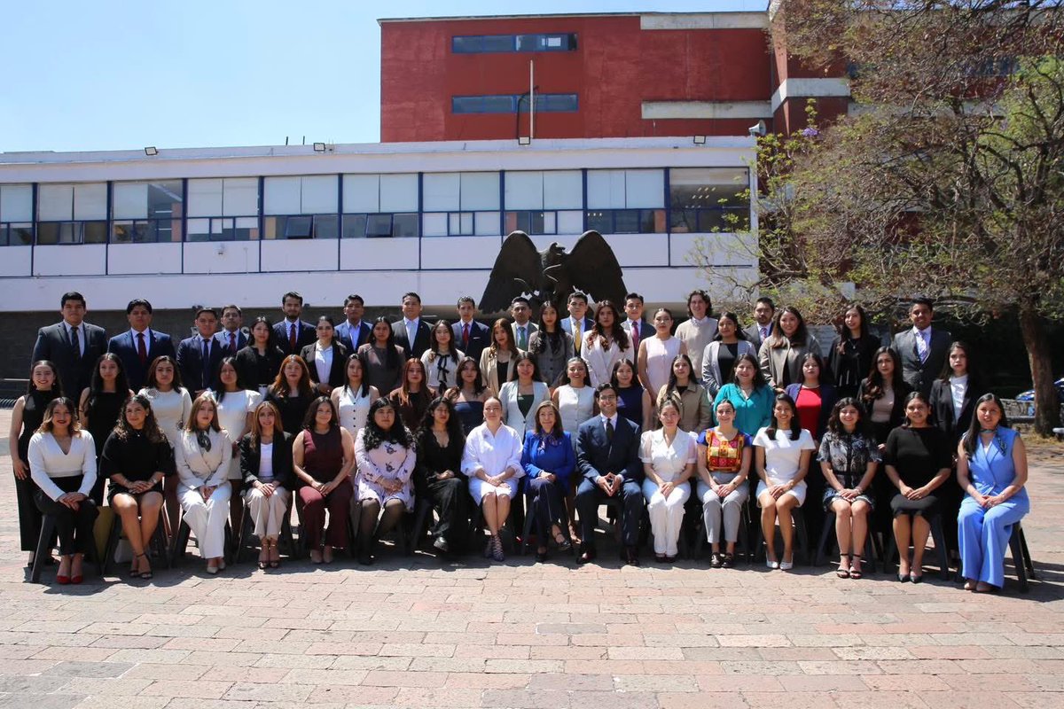 DerechoUNAMmx's tweet image. 👏 Felicitamos a nuestras compañeras y compañeros que hoy tomaron protesta como Licenciadas y Licenciados en Derecho tras culminar el Diplomado en Derecho Empresarial. 📚

#Diplomado
#OrgulloDerecho 
#DerechoEmpresarial