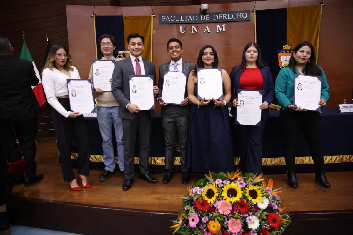 DerechoUNAMmx's tweet image. 👏 Felicitamos a nuestras compañeras y compañeros que hoy tomaron protesta como Licenciadas y Licenciados en Derecho tras culminar el Diplomado en Derecho Empresarial. 📚

#Diplomado
#OrgulloDerecho 
#DerechoEmpresarial