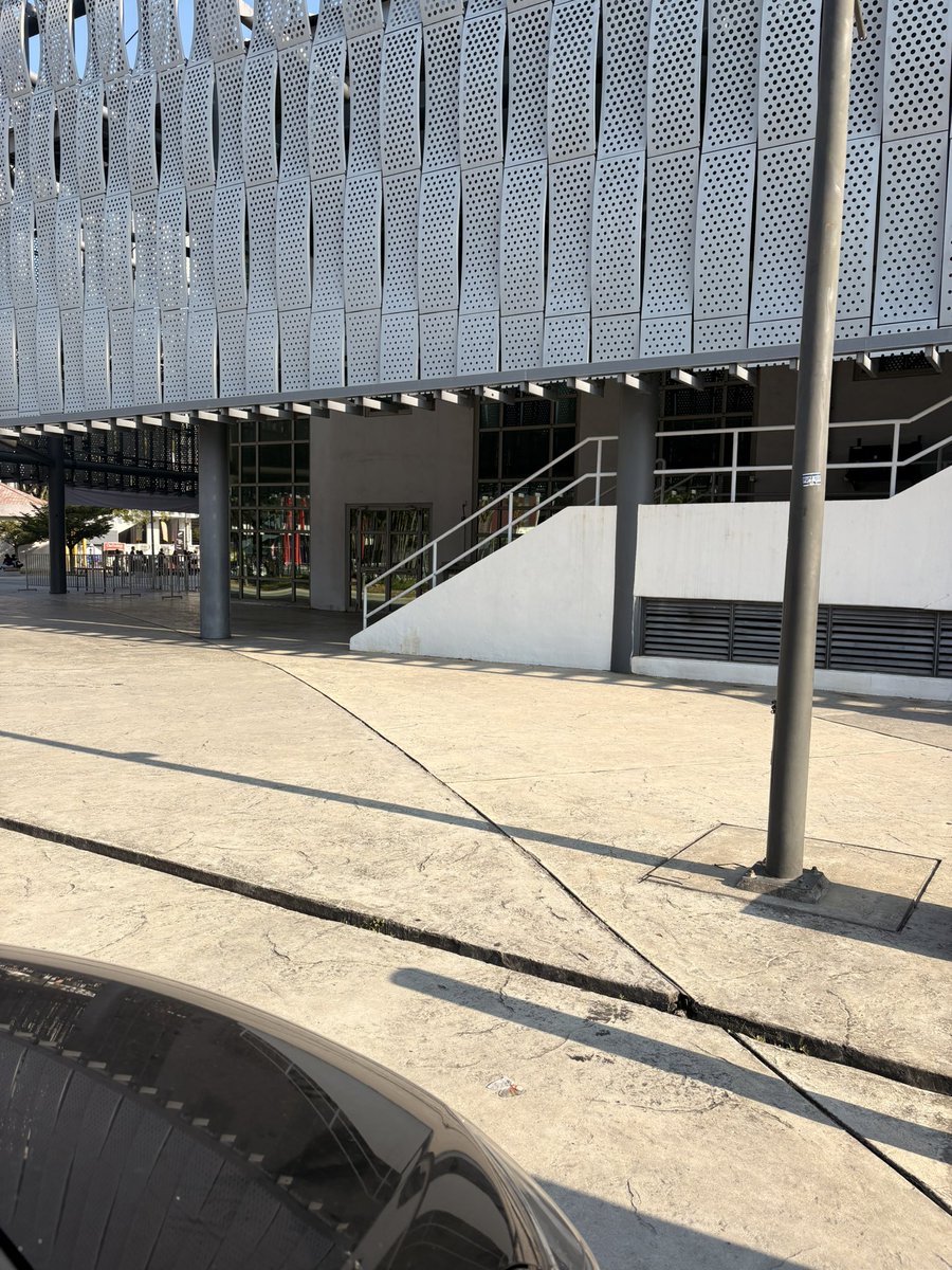 yaadannygom's tweet photo. Hey guys, I’m right in front of this tangga dekat Parking D, if any of you yang standing ticket nak datang walk in now boleh je dalam pukul 9.30am okay #PasarAteez #ATEEZinKL https://t.co/6bUnH9HdYs