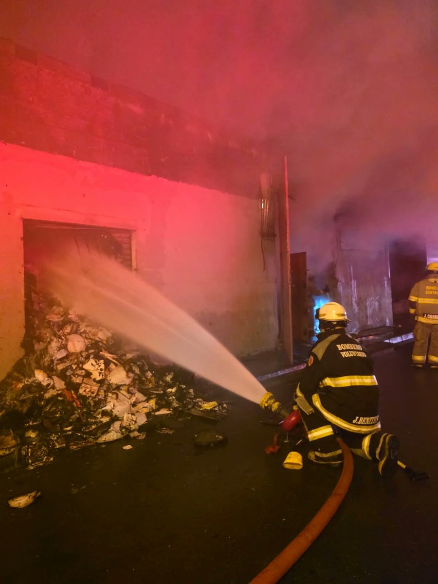 Dos incendios consumieron bodegas en Durán y Guayaquil.
facebook.com/share/p/18LkBA…