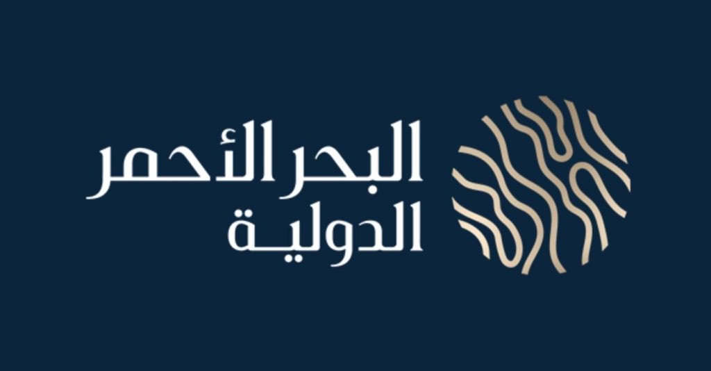 Ahmed_Esssam7's tweet photo. دول الخليج تعتمد بشكل أساسي على النفط والغاز وهي تمثل 50% تقريباً من نواتجها المحلية وتشكل 60% تقريباً من الايرادات الحكومية 🏛️

الصناديق السيادية هي أهم عامل لدفع عجلة تنمية القطاعات الحيوية محلياً ؛

مثل 
السياحة 🏝️
الصناعة 🏭
الخدمات والتكنولوجيا 📲
الذكاء الاصطناعي 🤖 
التعدين 🪙
الصناعات العسكرية 🪖

تطوير الصناعات العسكرية والدفاعية سيكون لها نصيب كبير من الاهتمام المشترك لزيادة الإنتاج المحلي وتعزيز الاكتفاء الذاتي في هذا الجانب 
حتى لو كان بنسب قليلة ولكن يرتفع سنويا 

صندوق الاستثمارات العامة في السعودية سبق الجميع لهدف لتعزيز القاعدة الصناعية في السعودية حيث يركز بنسبة عالية تقارب 70% 
من استثماراته السنوية داخل المملكة 

يركز على تعزيز القطاع غير النفطي وهو يعمل بالفعل على تطوير القطاعات الاستراتيجية التي ذكرناها في الاعلى 

وقد نجح بالفعل في قيادة عجلة تنمية القطاع غير النفطي وحقق القطاع 56% من الناتج السعودي السنوي 

شركة سامي المثال الناجح في تطوير قطاع الصناعة العسكرية المحتوى المحلي في المملكة لـ الصناعات العسكرية 🇸🇦🪖
- 2019: 8%
- 2025: 24.89% 
🎯 2030: 50% (مستهدف) 

شركة معادن المثال الناجح لتطوير قطاع التعدين الذي يعتبر ركيزة أساسية لبناء التكنلوجيا وتعزيز الصناعات المتقدمة عالميا 🌍

شركات مثل البحر الأحمر الدولية الدرعية القدية 
طيران الرياض وحتى السودة للتطوير مثال أساسي ومهم لتطوير القطاع السياحي 🏝️

هذه نقطه من بحر ونحن لم نذكر هويوماين وسير وآلات من الشركات التي تطور وتبني قطاعات استراتيجية مهمة لتعزيز النمو المستدام وتعزز من تسريع حركة نمو الناتج غير النفطي