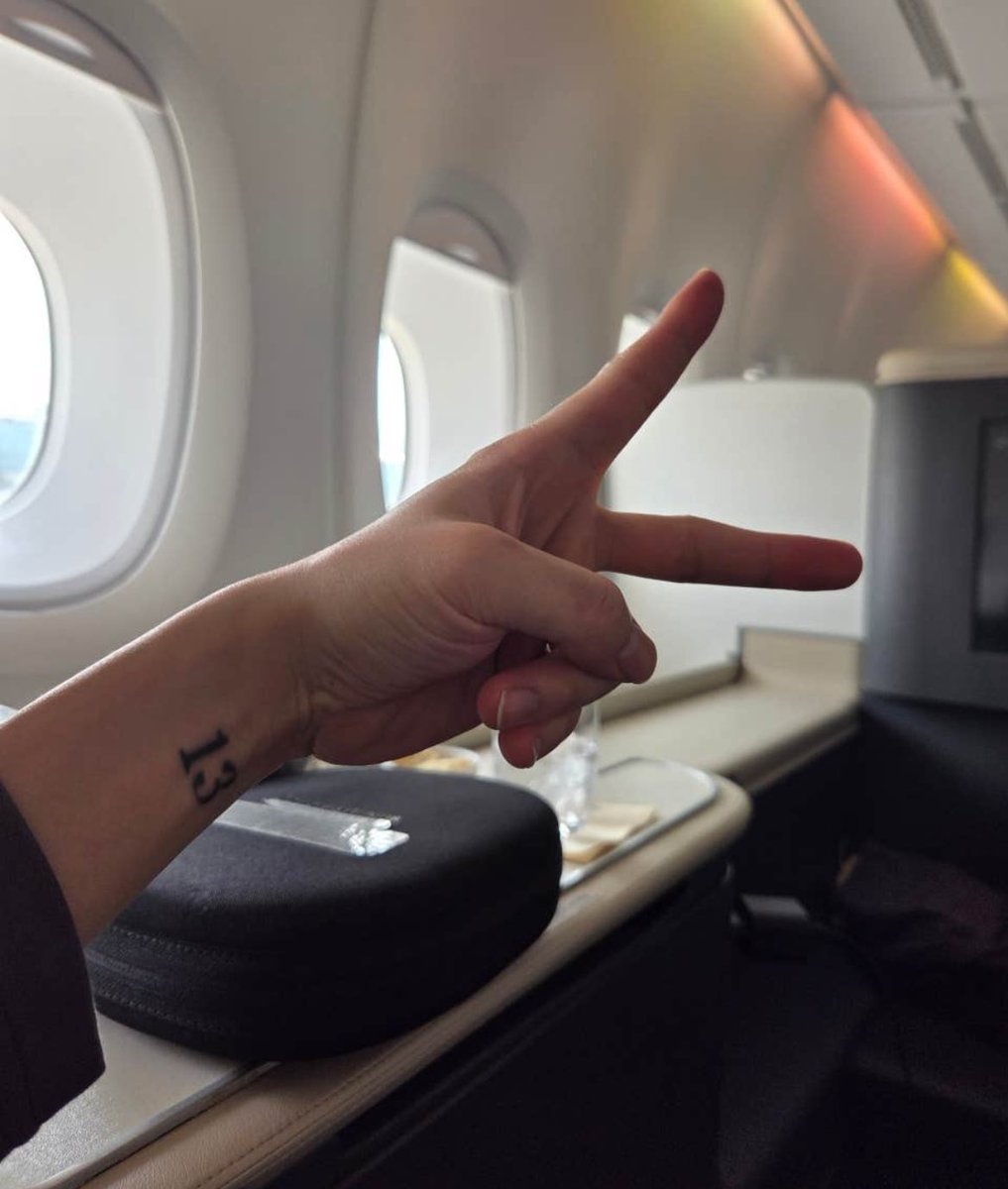 jimin desumilde a mostrar o lugar dele na primeira classe enquanto daqui a 3 meses tou a apanhar um voo todo ratado para madrid para o ir ver