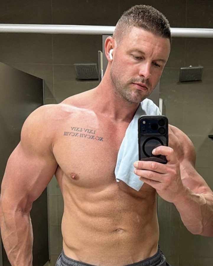 Hot Tradies tweet media