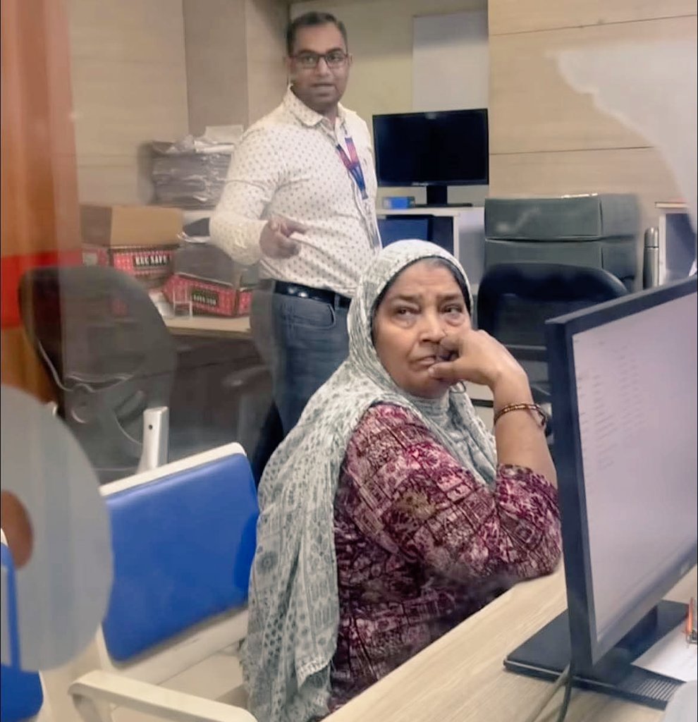 गाजियाबाद में एक व्यक्ति की मां पिछले पांच दिन से केवाईसी करवाने के लिए बैंक आ रही है पर बैंक का मैनेजर और स्टाफ हर बार टाल देते है।

रोजाना बोलते कल आना मां और बेटा खुद आते है बेटा इनसे पूछता केवाईसी क्यों नहीं कर रहे हो।

इतने पूरा स्टाफ लंच करने चला जाता है और ये...See more