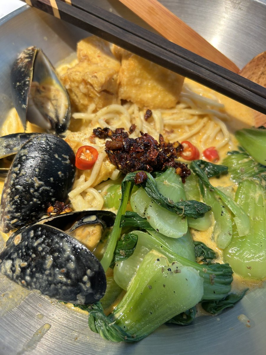 SbonnerABV's tweet image. Laksa and Aussi Riesling. Perfect quick dinner at home @PewseyVale  #laksa #riesling #sommlife