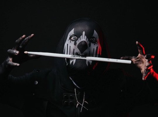 e 𖤐🪽 tweet media