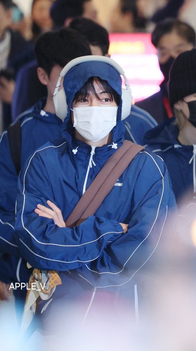 260322 출국     
난 티켓이 없어서 못가지만 어제처럼 멋있게 잘다녀와
💙
#taehyung #BTSV #BTS
 #BTS_ARIRANG