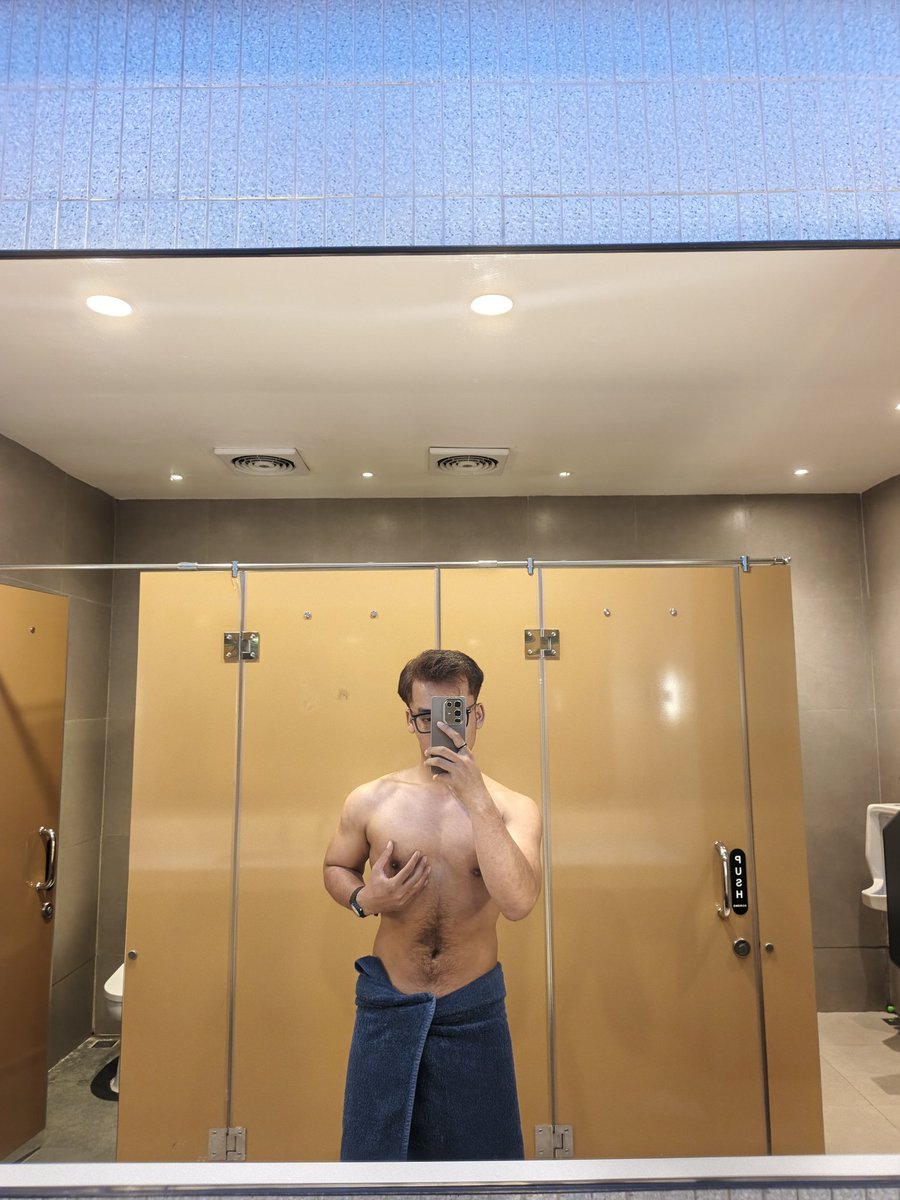 Putra_Radit09's tweet photo. Up 
After puasa 1 bulan 🥵

#ftl #gym #bogor https://t.co/wr3OXpUVBT