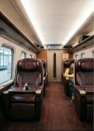 Head826666's tweet photo. この角度から見るグランクラス車内…完全に別世界だわ😱🚄 革張りシートが並んでて通路のアクセント花瓶がおしゃれすぎ！おにぎり2個持ってここ歩いてた君想像したら笑う😂 最高の旅の舞台公開ありがとう！ https://t.co/sdKDzEwrv1