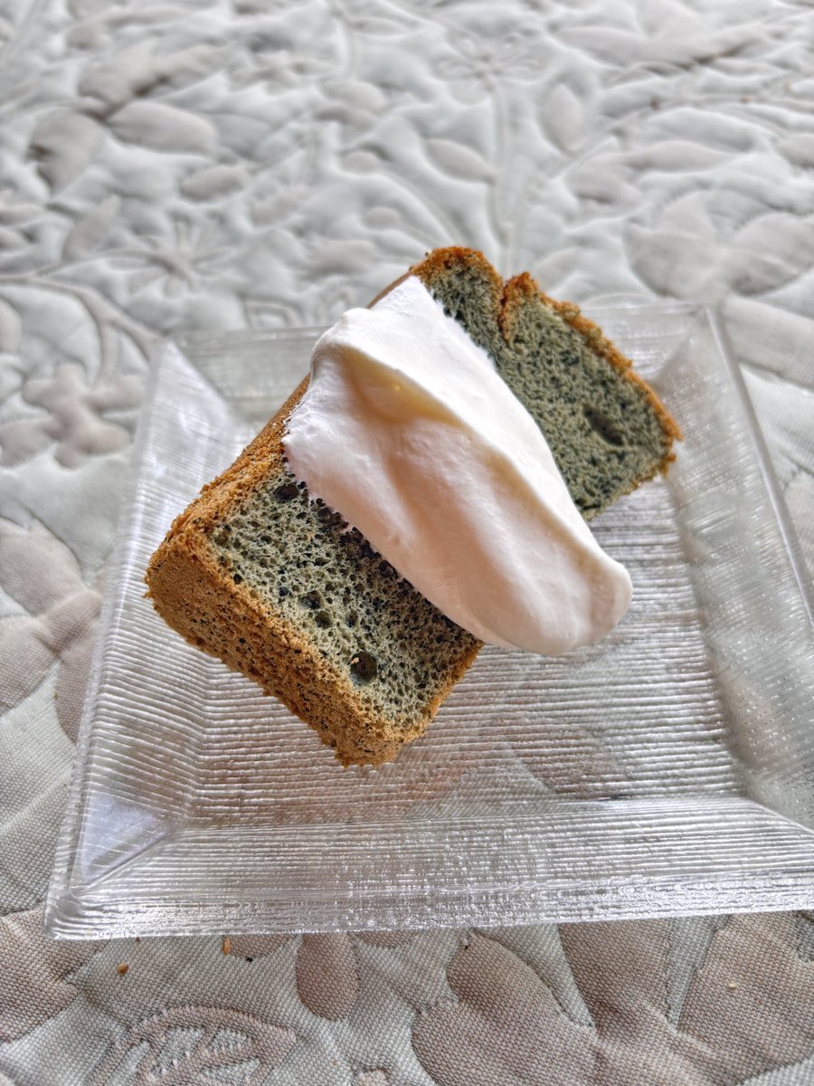 よもぎシフォン。
個展前なのにこんなん作ってる暇あるのか？
現実逃避…うまーー。🌱