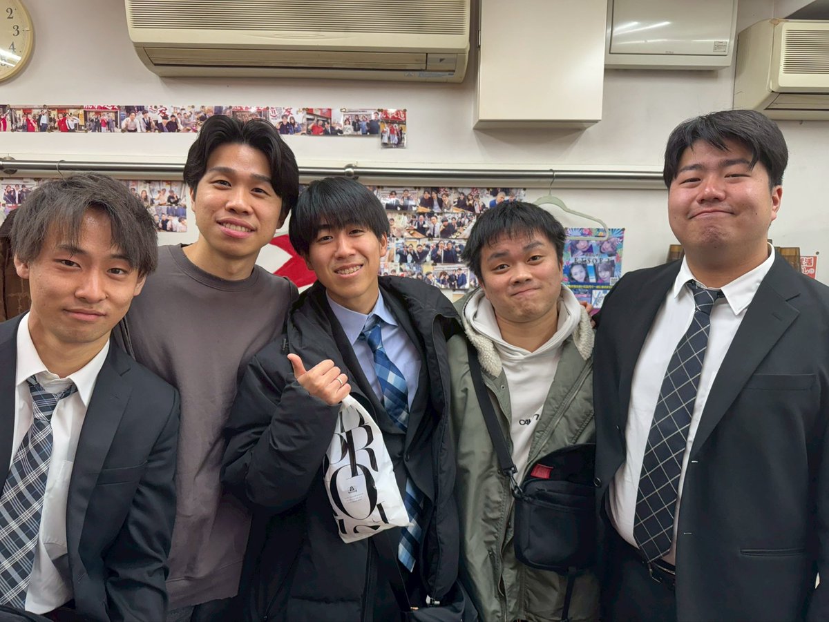 kyoudouya's tweet photo. 🎉近畿大学卒業式🎉
卒業生の皆さんおめでとう御座います🎉
沢山来てくれて感無量でした
これからは社会人として
頑張って下さい👍
またいつでも遊びに来てね😊 https://t.co/jKPdRIv8jZ