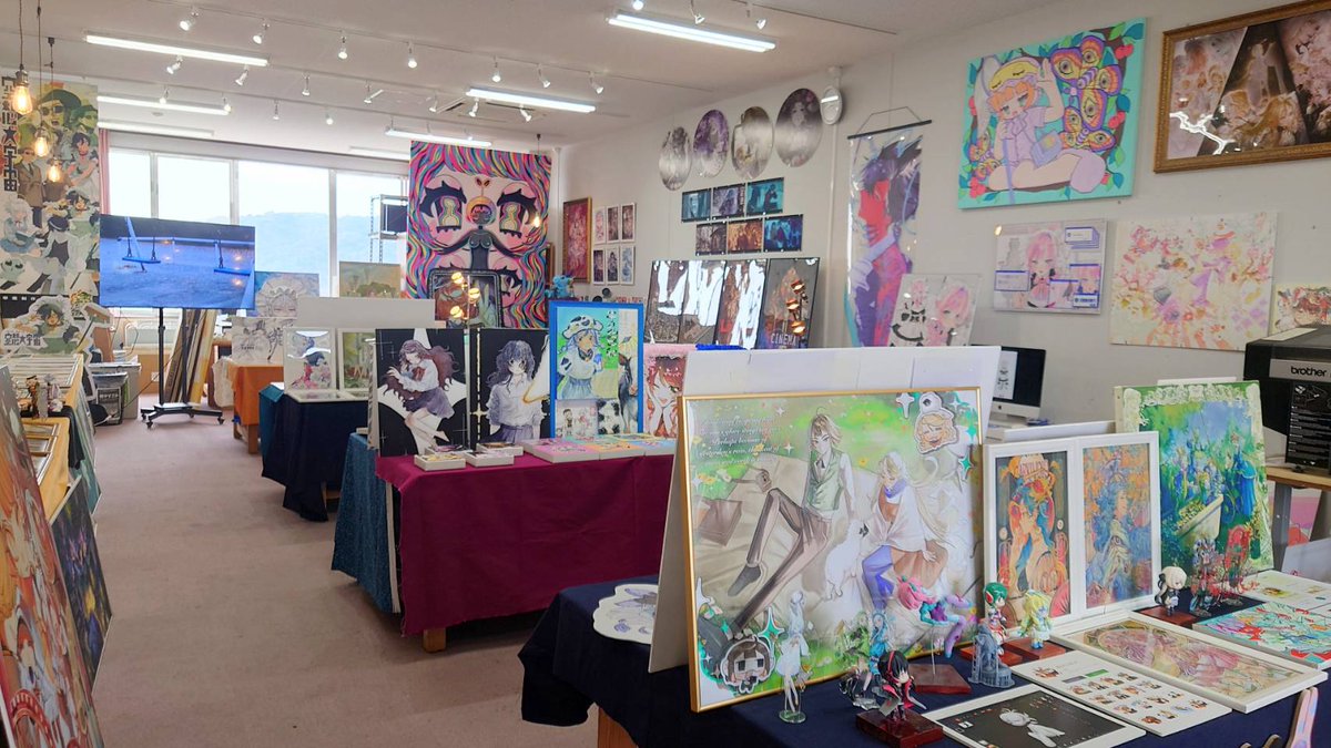 【本日開催中！】

🎨オープンキャンパスがスタートしました🎨
今回から新たな作品もたくさん展示されております✨

缶バッジ制作体験も開催中です！
たくさんの在学生がライブペイントを行なっていますので、ぜひB棟５階までお越しください🎵

コミックアート領域：マップ番号『 17 』