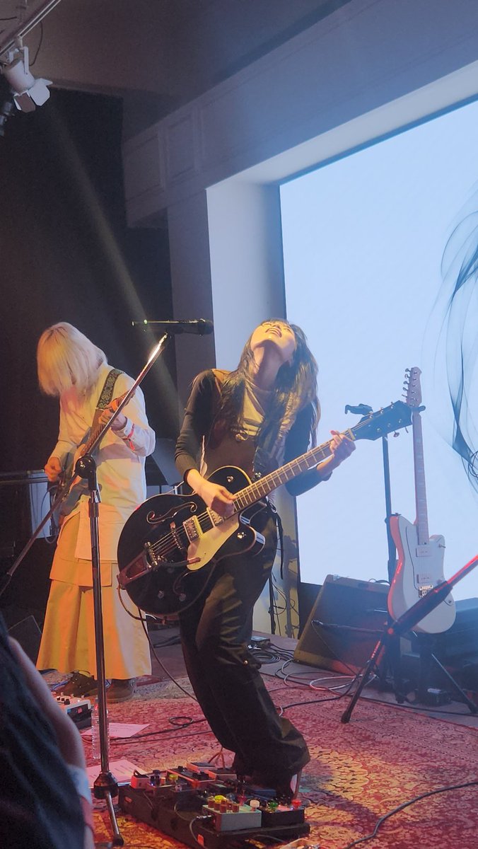 메이비 tweet media