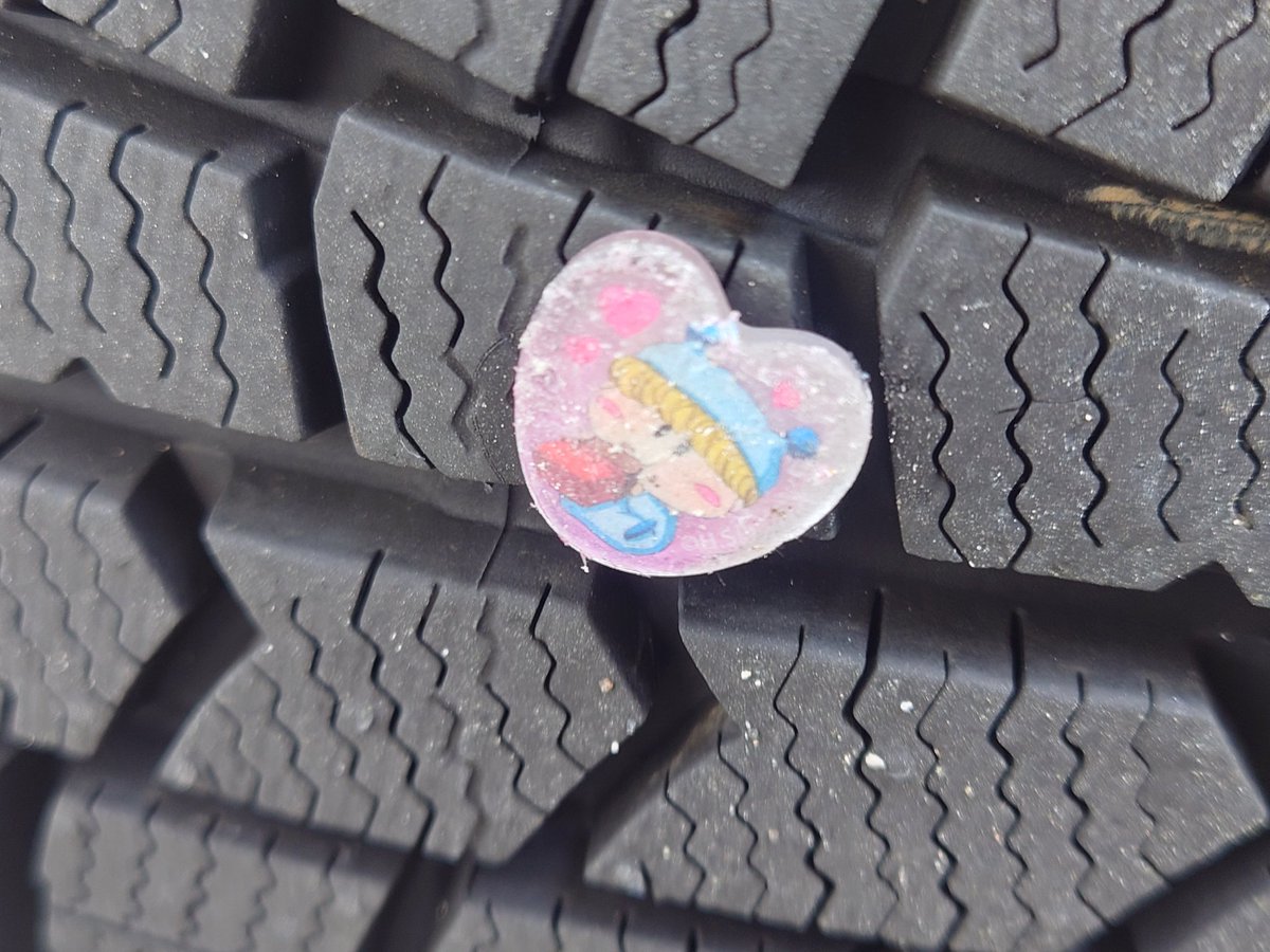 タイヤ交換してたら奥さんのタイヤなんかデコられてたんだけど