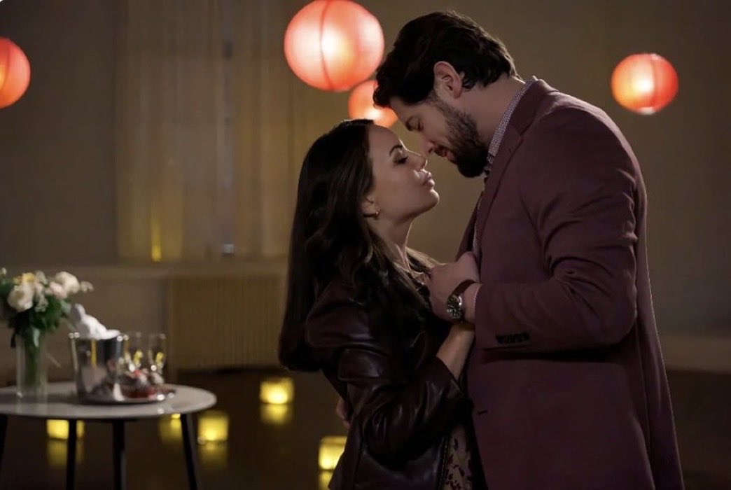 HeartiesGirl's tweet image. #ChrisMcNally @MichelleVicary @hallmarkchannel 
Chris McNally is so good and believable-especially as a romantic lead!! Starting with Lucas and Elizabeth and every movie since!  He’s the best! Can’t get enough.