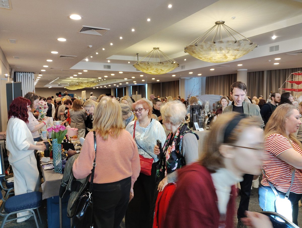 清水真理  作品集発売中。 tweet media