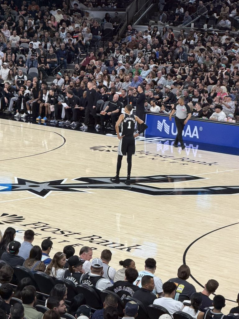 Kuno75's tweet image. I think I took an awesome photo 😮‍💨 #Wemby #PorVida #GoSpursGo