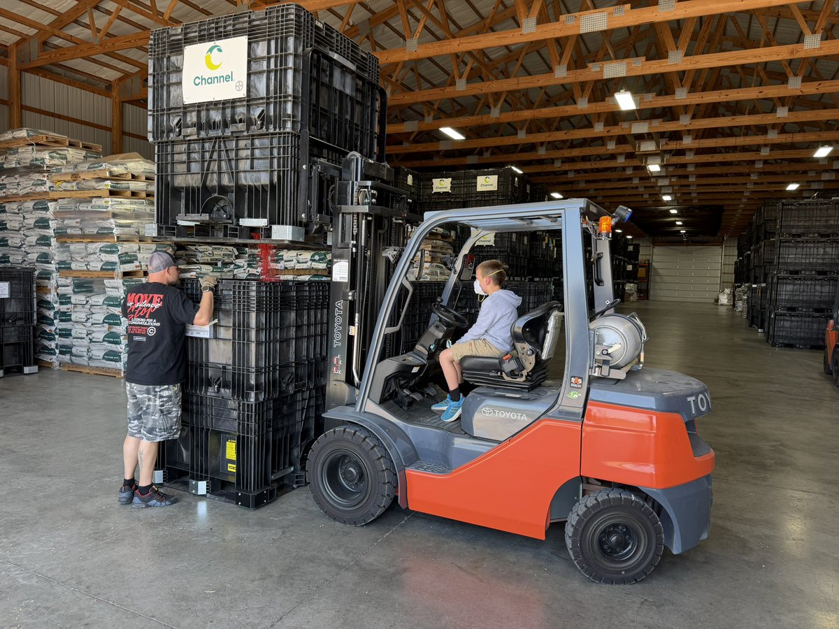 AllianceAgSolu1's tweet image. #Plant2026 is right around the corner.  

Connor was a HUGE help treating @ChannelSeed soybeans today.  

Hope everyone has a safe and successful planting season! 🌱

#ChannelEdge @Channel_MO @Bayer4CropsUS