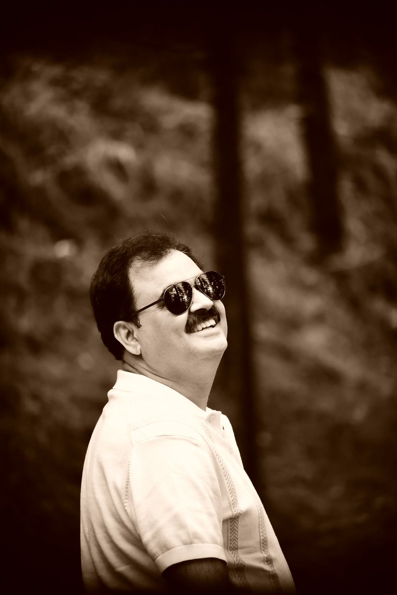 ज़िन्दगी के सफ़र को आसान बनाना है तो होंठो से नहीं दिल से मुस्कुराना है !!!