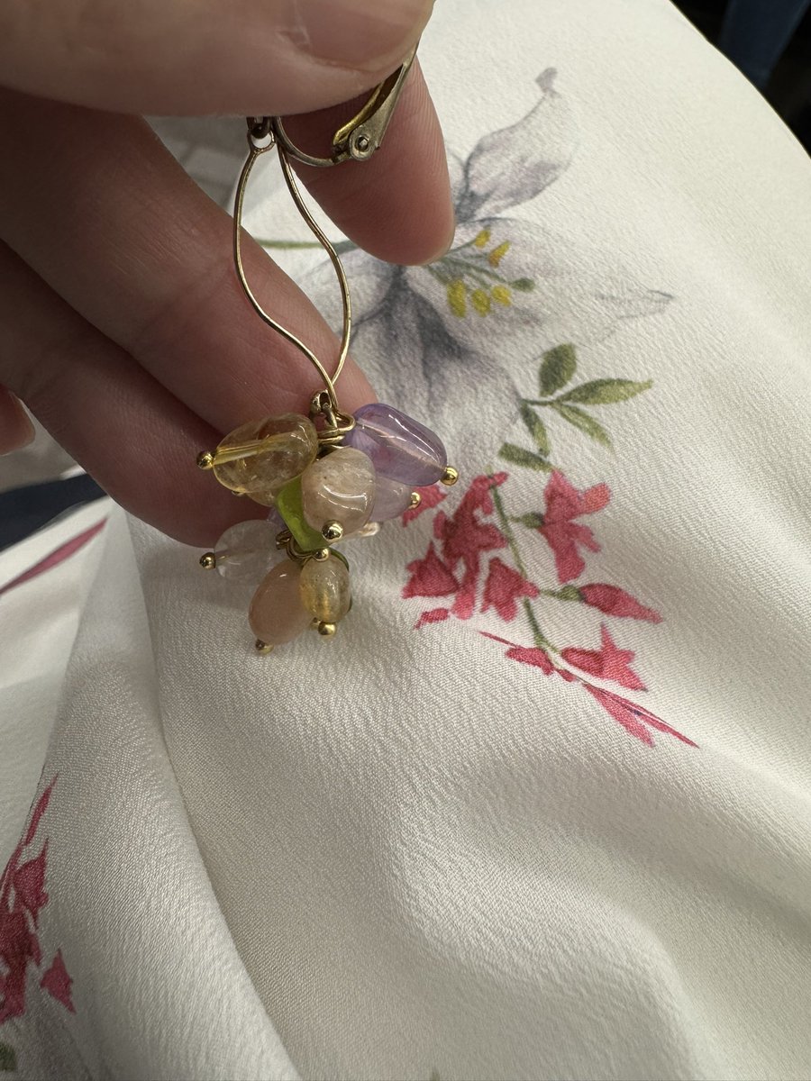 manomiren's tweet photo. 本日も女郎蜘蛛様の餌食となりに花雲屋へ🕸️🕷️🕸️#桜心中
全身お花柄コーデで禿ちゃん達カラーチックなこちらを耳のお供に。あやめちゃんとたんぽぽちゃんは私達側すぎて親近感だし、すずらんちゃんとふじちゃんもいつも表情くるくるで可愛らしい。最後まで桜お姉ちゃんを支えてあげてねー💛💜🩵🧡 https://t.co/lFcFJl8dIh
