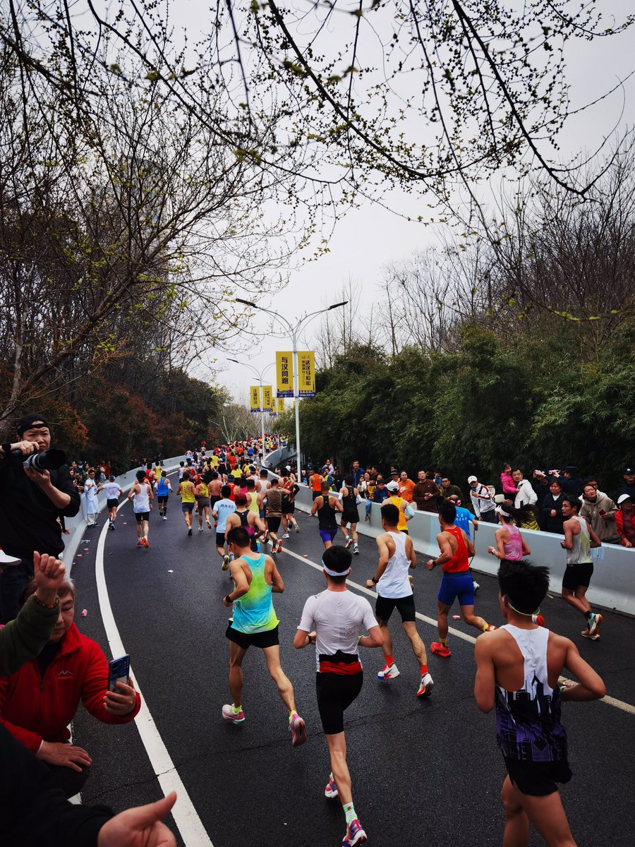 MingVlog's tweet photo. Wuhan Marathon started this morning, more than 450000 people from 69 countries and regions in the world signed up, and finally 30000 people qualified to participate in today's race. https://t.co/fAEfUZW8Ij