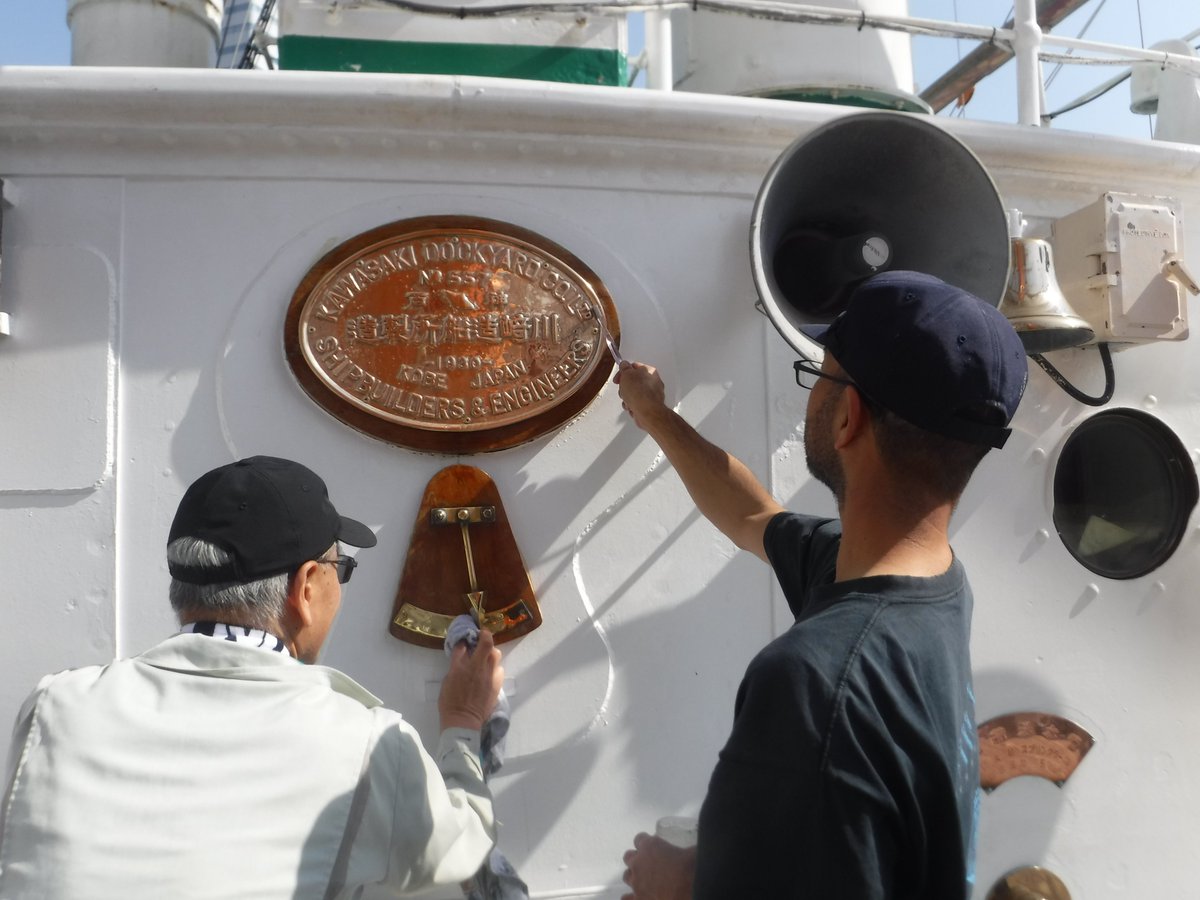 nipponmaru1930's tweet image. Polishing the brass: 
crew members are polishing the brass on TS NIPPON MARU every day. In addition, some volunteer corps are also doing it three or four times every month before opening to the public. #yokohama #nipponmaru #brass #tallship