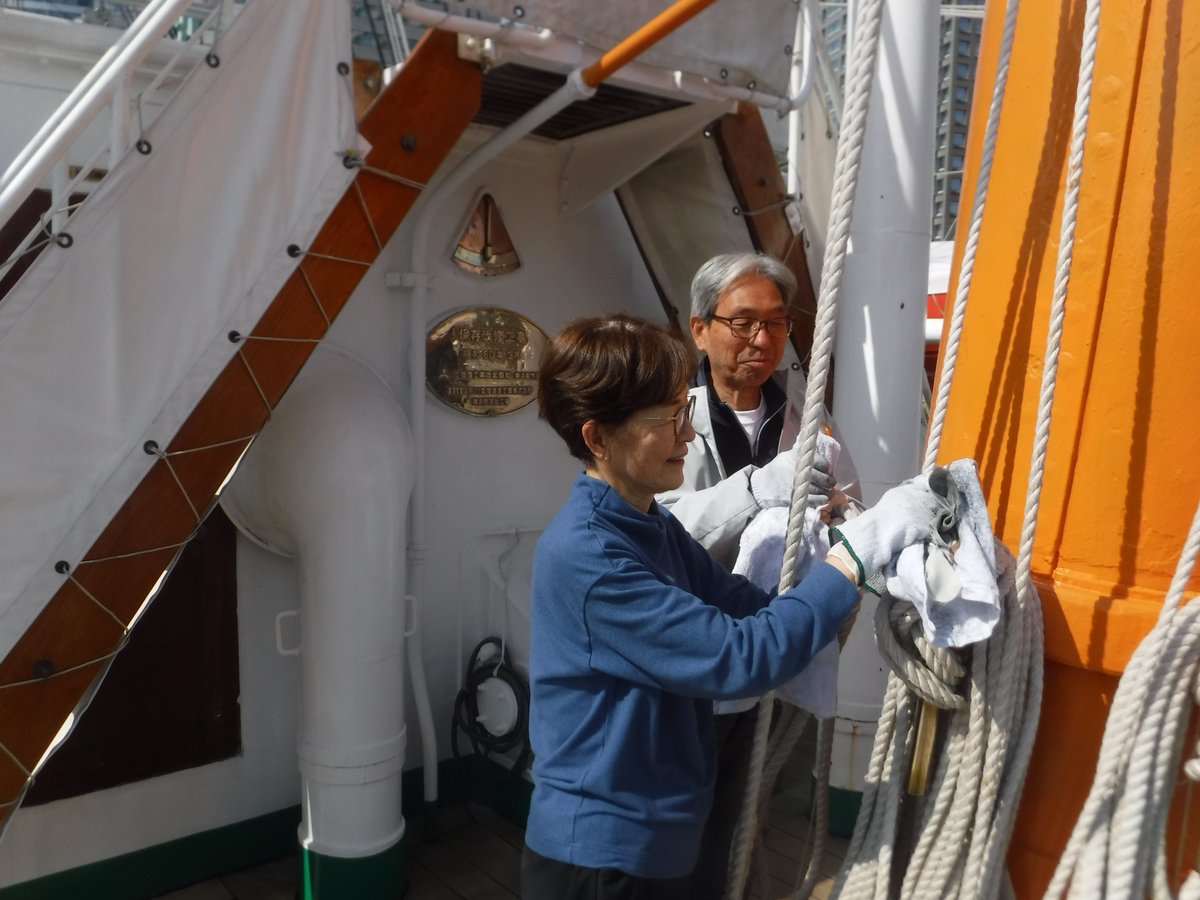 nipponmaru1930's tweet image. Polishing the brass: 
crew members are polishing the brass on TS NIPPON MARU every day. In addition, some volunteer corps are also doing it three or four times every month before opening to the public. #yokohama #nipponmaru #brass #tallship