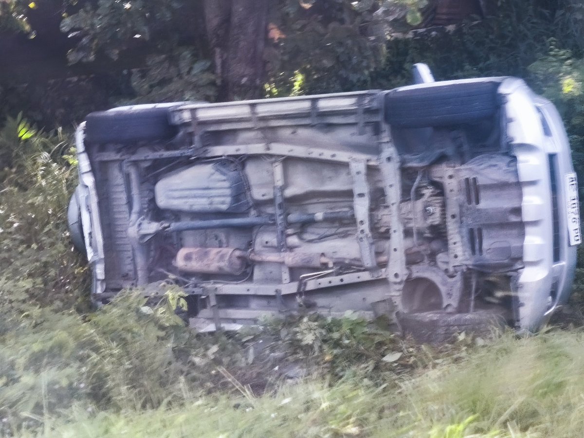 tsukisuki_nee's tweet photo. Kecelakaan di Tol Cipali KM 202.400 Mohon bantuan petugas @RadioElshinta @ASTRATolCipali https://t.co/8LGuq2R8o9