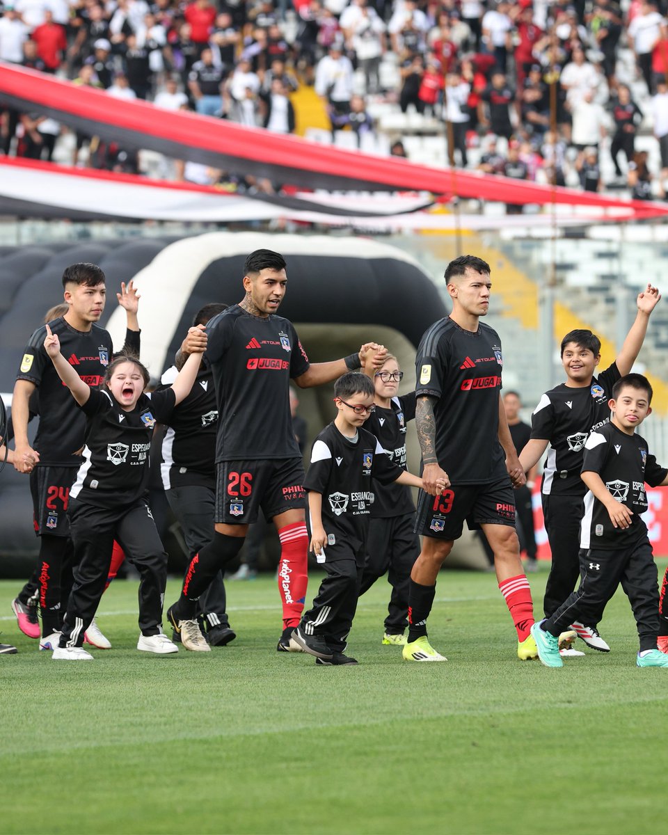 ColoColo's tweet photo. En el Día Internacional del Síndrome de Down, vivimos una jornada junto a la escuela de fútbol de la Fundación Esperanza Alba, acompañando a nuestro plantel en la salida a la cancha. Un momento que refleja el compromiso de Colo-Colo con la inclusión, el respeto y los valores que nos unen como institución ⚪️⚫️🤟🏻