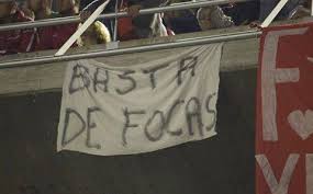 Harto de que aplaudan a todos y después cuando hay que putear cierren el orto. Hay gente que va a la cancha que está acorde al plantel y a la dirigencia, hace rato