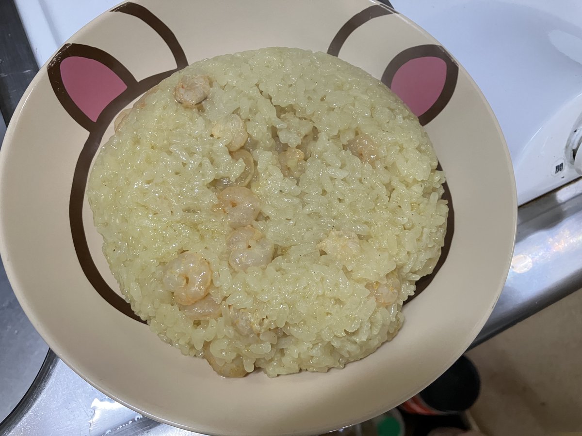 prettyradiation's tweet photo. たっぷりエビ入り炊飯器カレーピラフぅ
創味シャンタン粉とカレー粉で味つけたよう
おいちおー https://t.co/rmGHip1f36