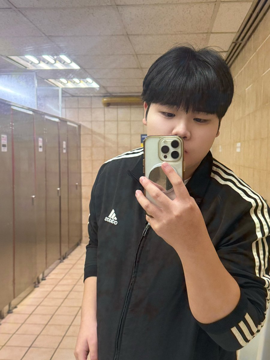 토리 tweet media