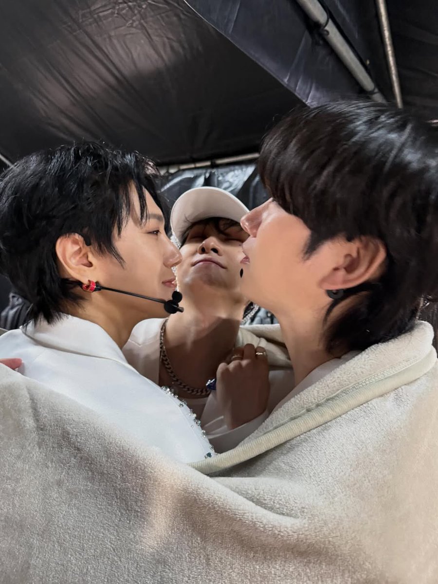 KaomySJ's tweet photo. Mi #Yehyuk con Heechul. Los amo 🥹🩵
#SPERJUNIOR @SJofficial @shfly3424 @AllRiseSilver https://t.co/zoKvxK6yeK