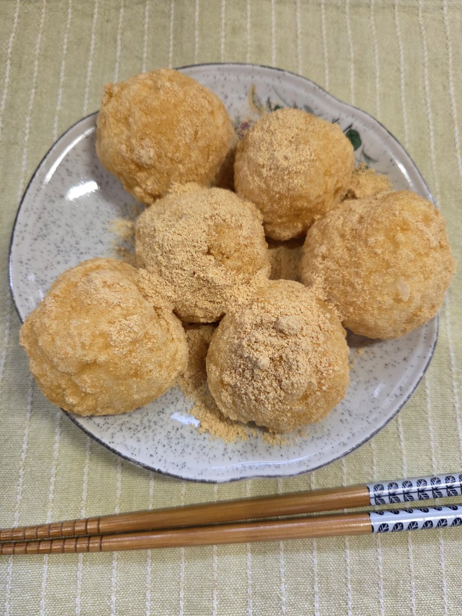 koruri014's tweet photo. 今日は、お彼岸なので、ぼたもちを作りました✨️
お仏壇にもお供え🙏
もちもちして、我ながら良い出来だな🙄
#お彼岸　#ぼたもち https://t.co/RaBrCn4K4A